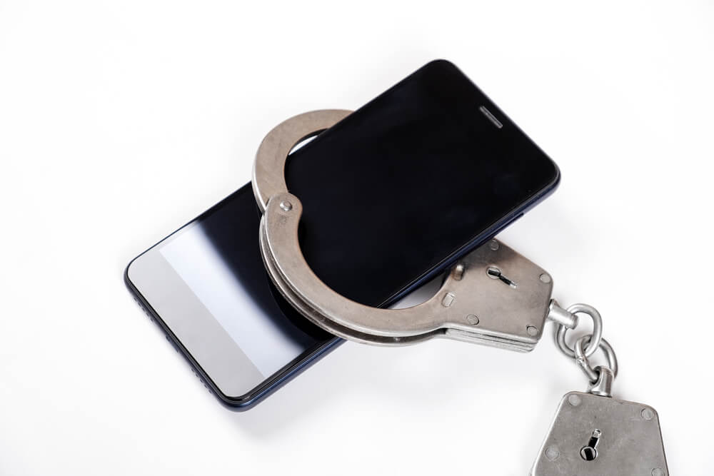 Should I Willingly Give My Phone to Police in an Investigation